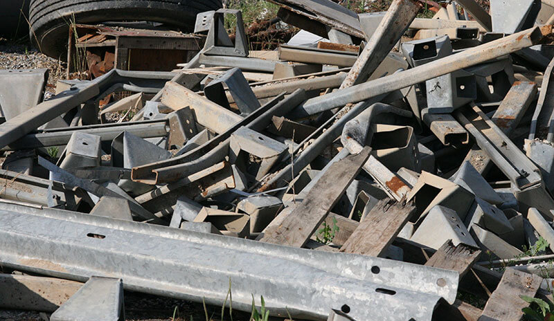 Engin de destruction et de découpage de ferrailles dans le BTP